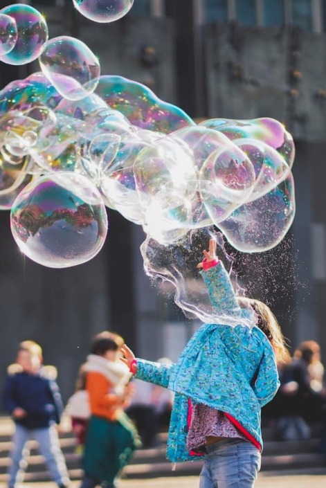 girl-playing-with-bubbles-1919030 (1)