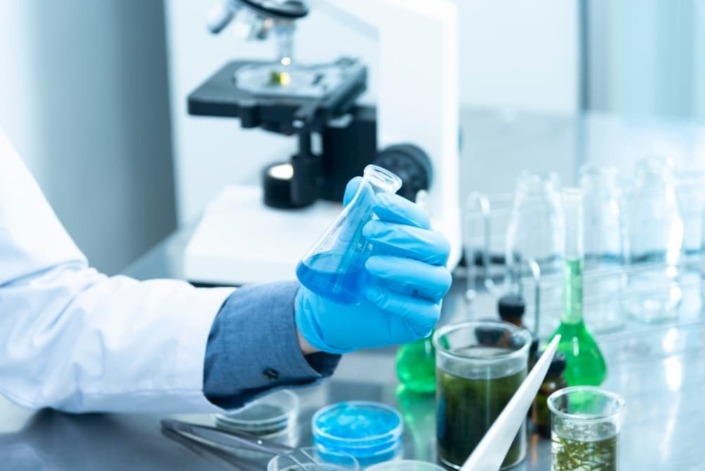 person-holding-laboratory-flask-2280571 (1)
